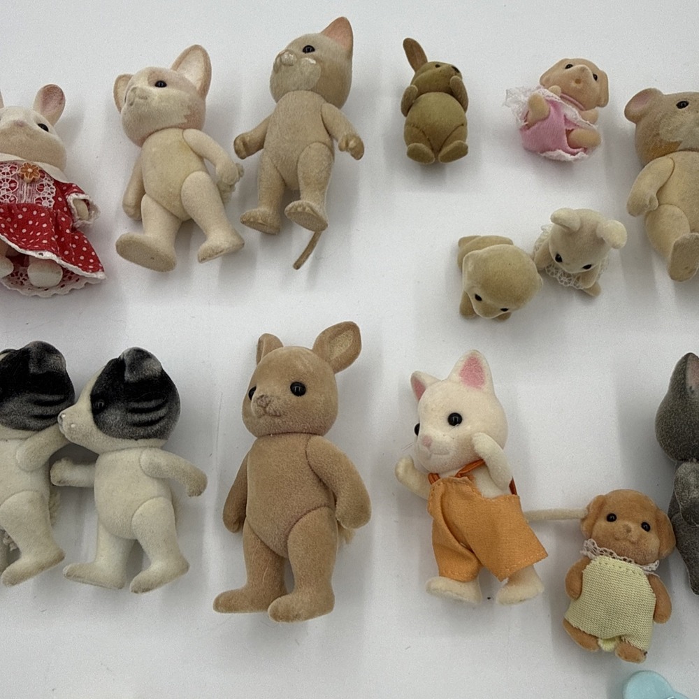 Calico Critters Lot Of 21 Animals, Some Furniture & Musical Instruments - Picture 5 of 6